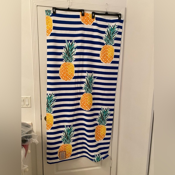 Victoria's Secret Cooler Backpack with Pineapple Towel - Picture 11 of 11